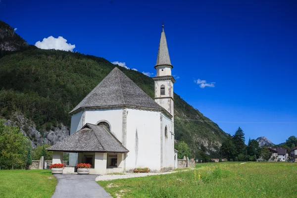 Kostel v italských Alpách — Stock fotografie