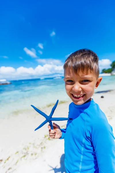 Rapaz com estrela do mar — Fotografia de Stock