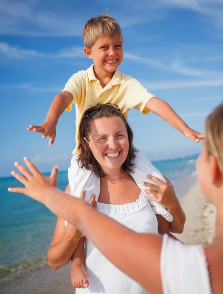 Family playing on the beach. — Stock Photo, Image