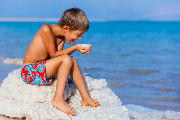 Niño con sal Mar Muerto — Foto de Stock
