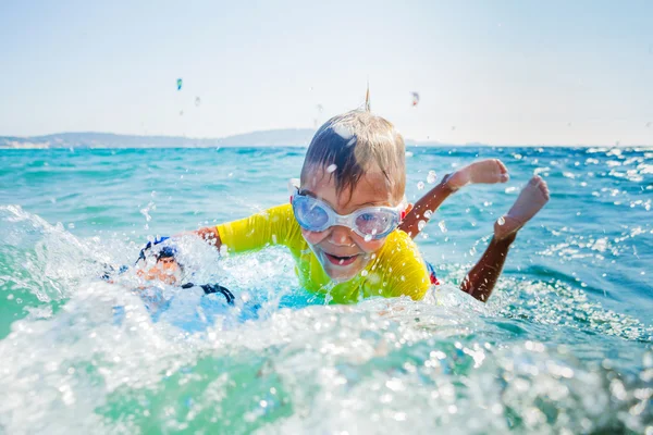 Niño pequeño surfboarding —  Fotos de Stock