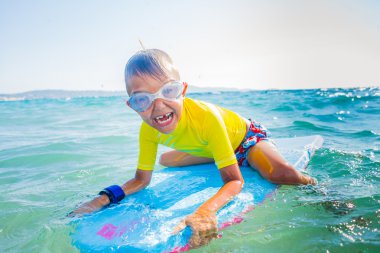 Küçük çocuk sörften