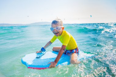 Küçük çocuk sörften