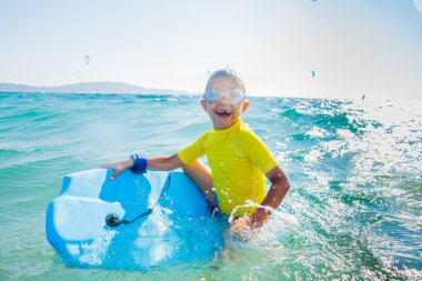 Küçük çocuk sörften