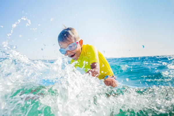 Küçük çocuk sörften