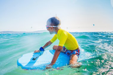 Küçük çocuk sörften