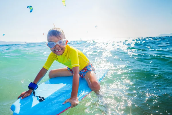 小さな少年 surfboarding — ストック写真