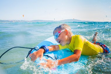 Küçük çocuk sörften