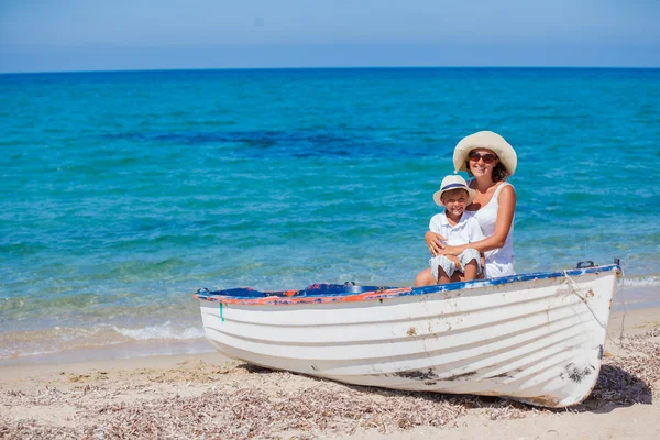 Mère et fils assis sur un bateau — Photo