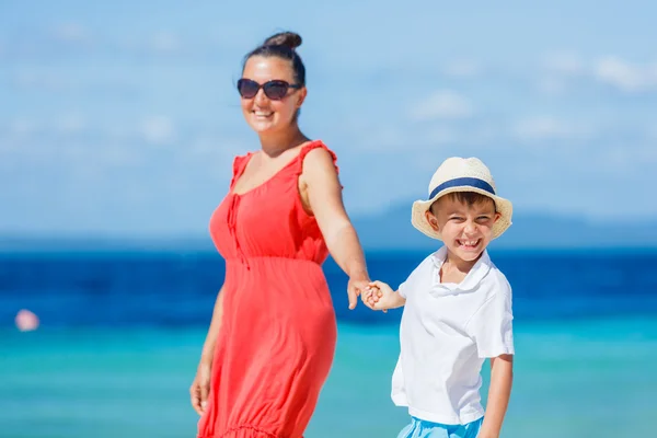 Familia divirtiéndose en la playa — Foto de Stock