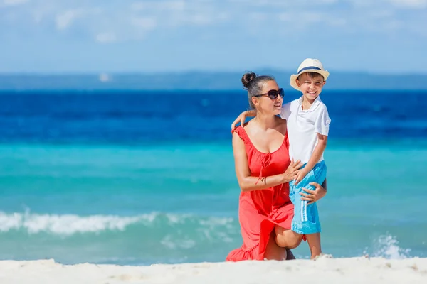 Familia divirtiéndose en la playa — Foto de Stock