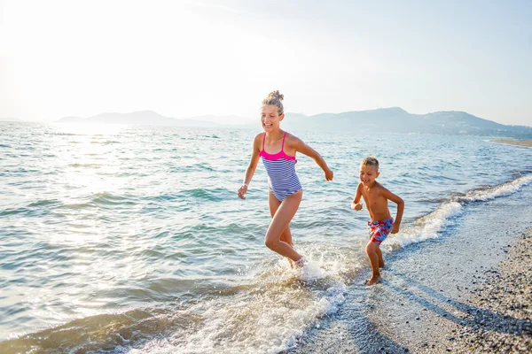 Children at tropical beach — Stock Photo, Image