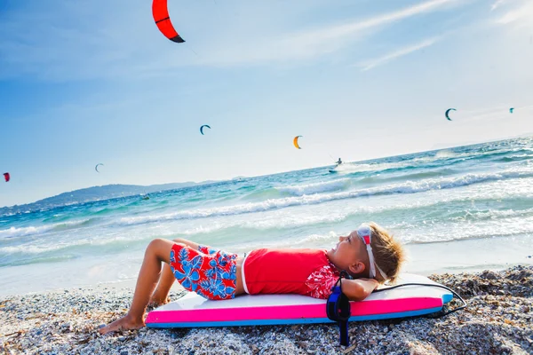 Happy surfen jongen. — Stockfoto