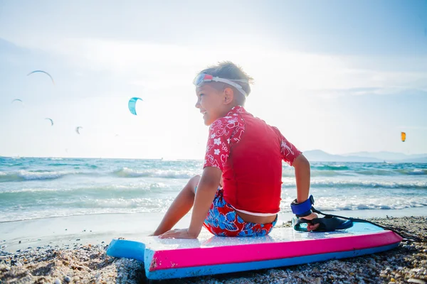 Mutlu sörf çocuk. — Stok fotoğraf