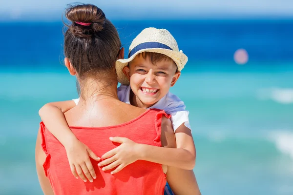 Famille s'amuser sur la plage — Photo