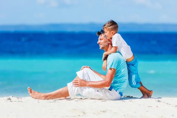 Famiglia avendo divertente su spiaggia — Foto Stock