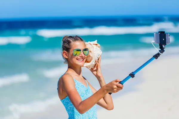 女孩与壳牌在海滩 — 图库照片