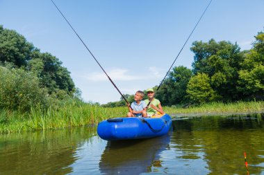 Nehirde balık tutma çocuklar