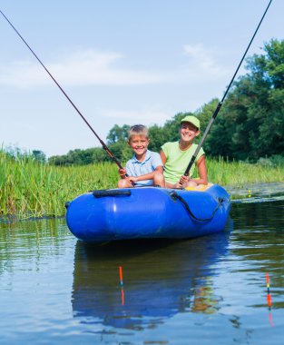 Nehirde balık tutma çocuklar