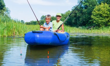 Nehirde balık tutma çocuklar