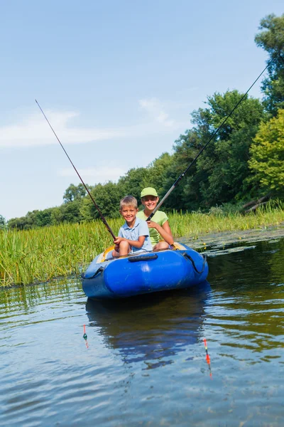 Kinderen vissen in de rivier — Stockfoto