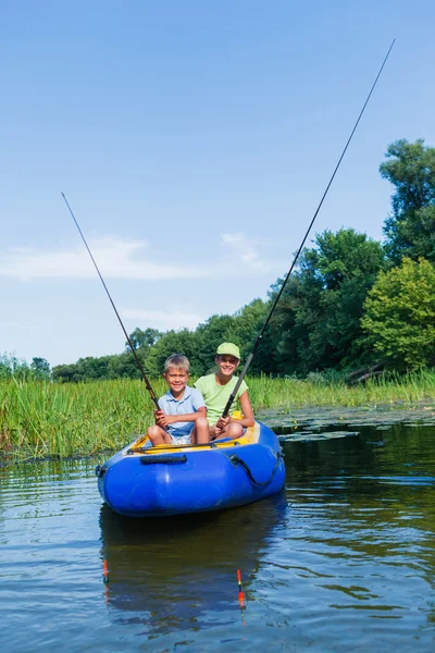 Kinderen vissen in de rivier — Stockfoto