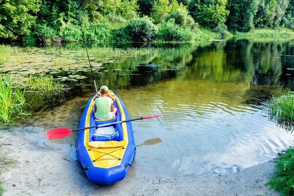 Kinderen vissen in de rivier — Stockfoto