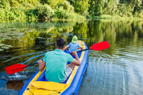 Aile nehirde kayak yapıyor. — Stok fotoğraf