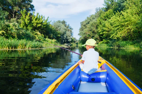 Jongen vissen bij de rivier — Stockfoto