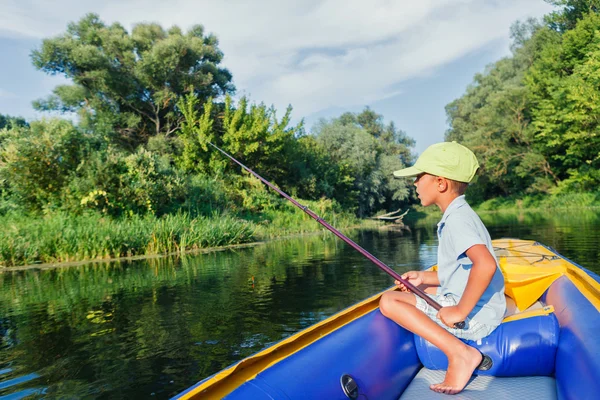 Chlapec rybaří u řeky — Stock fotografie