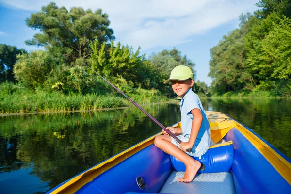 Chłopiec łowiący ryby nad rzeką — Zdjęcie stockowe