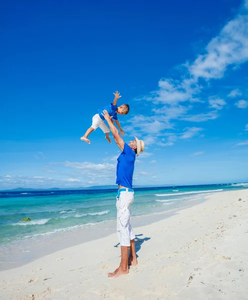 Familia divirtiéndose en la playa — Foto de Stock