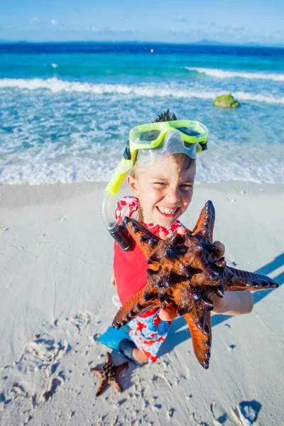 Pojke på stranden — Stockfoto