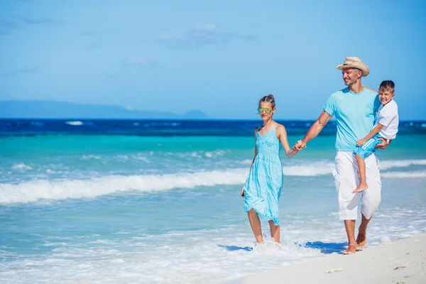 Famille s'amuser sur la plage — Photo