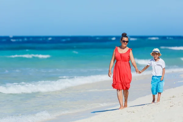 Familia divirtiéndose en la playa — Foto de Stock