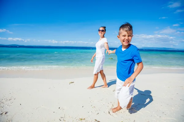 Familjen att ha kul på stranden — Stockfoto