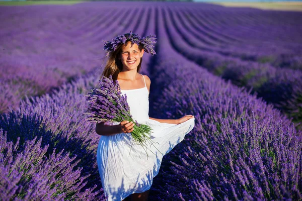 Giovane ragazza nei campi di lavanda — Foto Stock