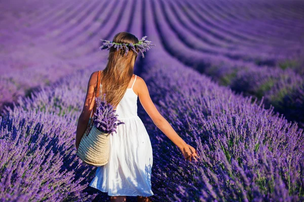 Jeune fille dans les champs de lavande — Photo