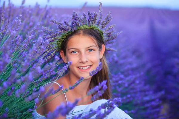 Ung flicka i fälten lavander — Stockfoto
