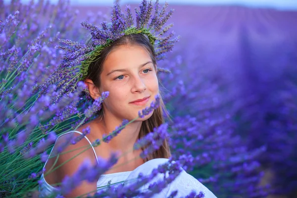 Junges Mädchen in den Lavendelfeldern — Stockfoto