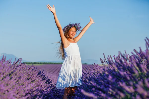 Jong meisje in de lavendel velden — Stockfoto