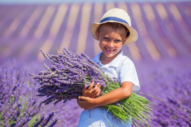 çocuğun lavanta yaz alanında