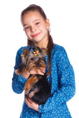 Onun yorkshire terrier ile oynayan kız