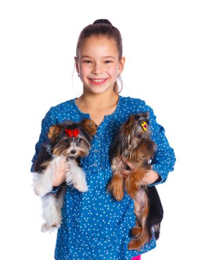 Onun yorkshire terrier ile oynayan kız