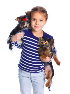 Onun yorkshire Terrier ile oynayan kız