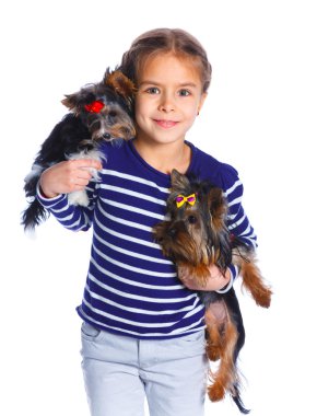 Onun yorkshire Terrier ile oynayan kız