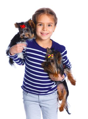 Onun yorkshire Terrier ile oynayan kız