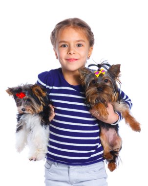 Onun yorkshire Terrier ile oynayan kız