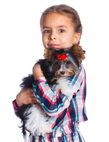 Девушка играет со своим Йоркширским терьером
