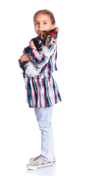 Fille jouer avec son yorkshire terrier — Photo